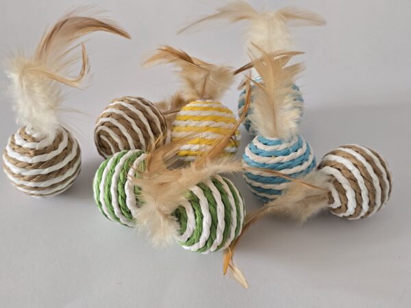 Piłeczka z piórkiem (grzechotka)